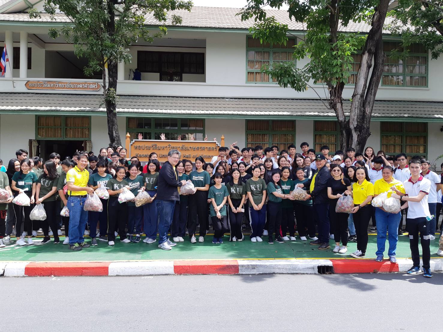 ภาพกิจกรรมร่วมซื้อหนังสือหอประวัติ มก.